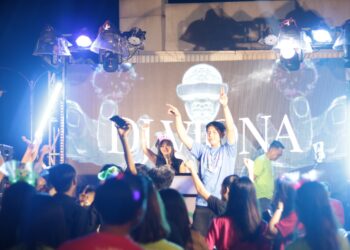 1000 Shoot Kembang Api Tandai Neon Glow Party