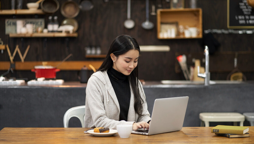 Tren Work From Cafe: Produktif Tanpa Boros?