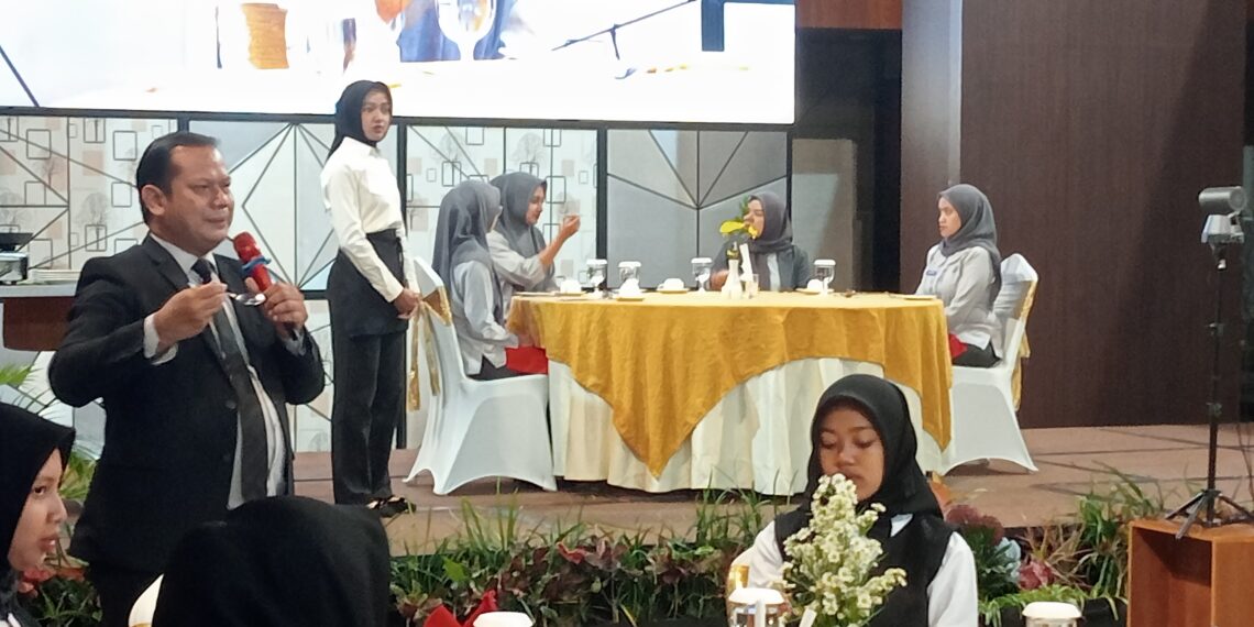 Siswa SMKN 1 Pogalan Belajar Table Manner di Rayz Hotel UMM Malang 