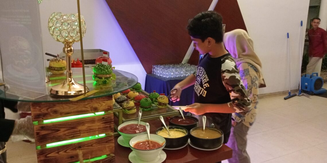 Rayz Hotel Sajikan Burger Warna Warni Sambut Pengunjung Wisuda UMM 