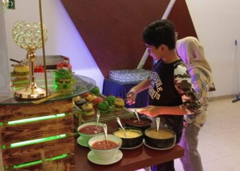 Rayz Hotel Sajikan Burger Warna Warni Sambut Pengunjung Wisuda UMM 