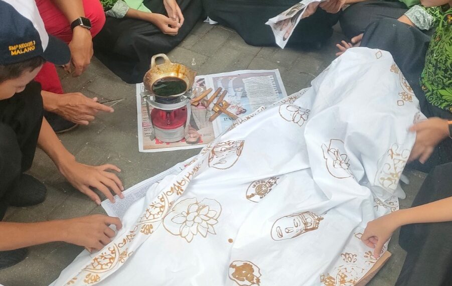 P5 SMPN 3 Malang Lestarikan Batik Topeng Malangan