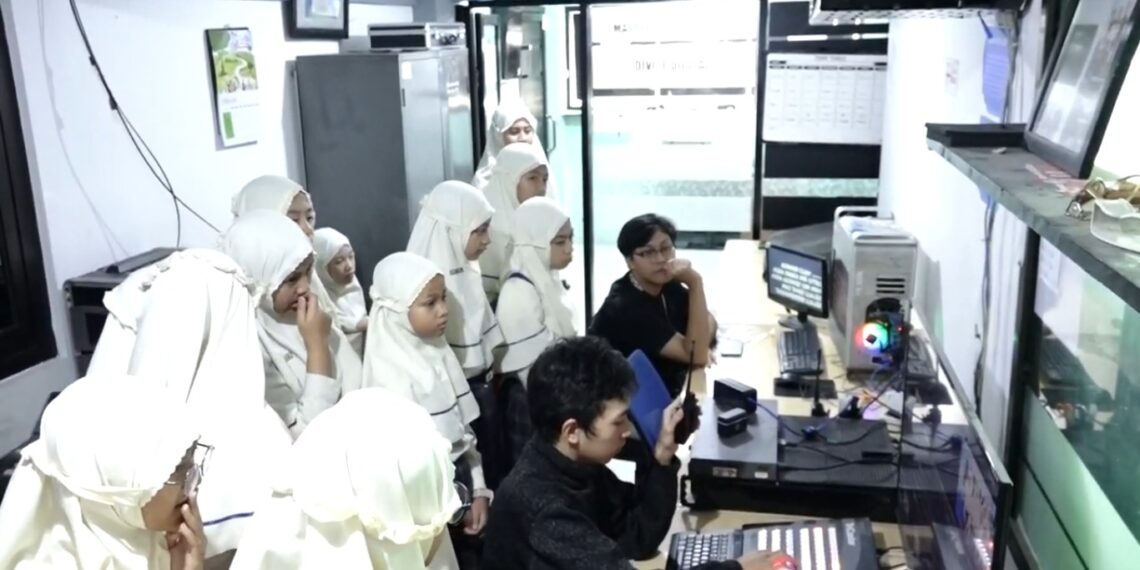 SD Muslim Cendekia Batu Kunjungi UBMedcom: Belajar Teknologi dan Percaya Diri