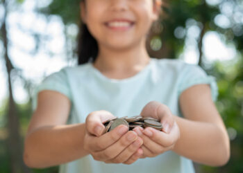 Tips Bantu Anak Kelola Uang THR dengan Cerdas!