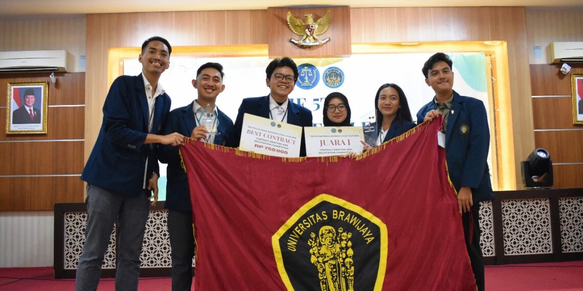 FH UB Sabet Juara dalam Contract Drafting and Negotiation Competition