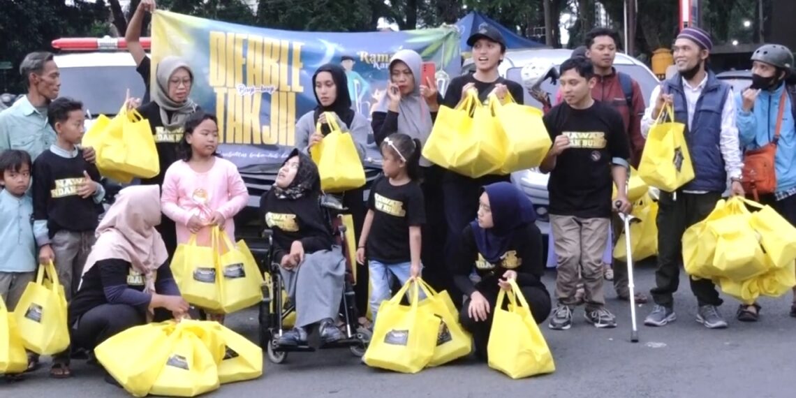 Tebar Kebaikan, Komunitas Difabel Malang Berbagi Takjil