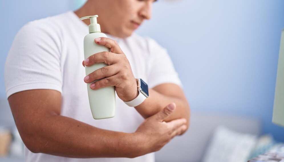 Bro, Cowok Juga Butuh Body Lotion! Ini 5 Alasannya
