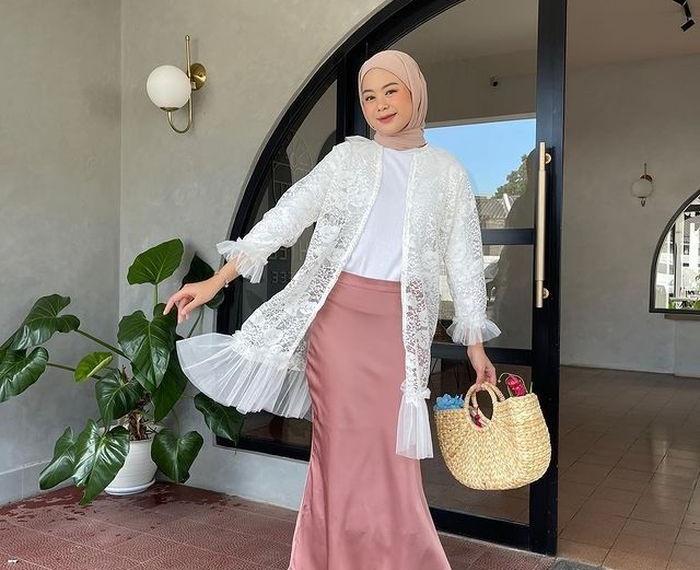 Elegan! Ide Outfit Lebaran Warna Putih yang Buat Tampilan Makin Stunning