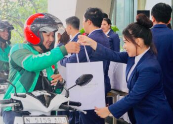 Senyum 200 Driver Online Terima Paket Takjil dan Godiebag dari Grand Mercure Malang Mirama