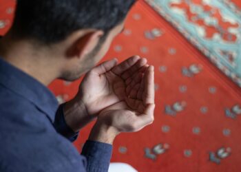 Mau Curhat? Dengan Allah Saja!