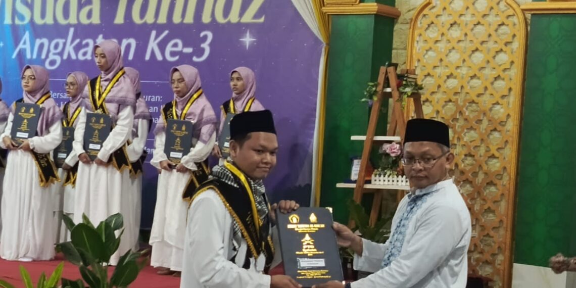 Masjid Raden Patah Wisuda 27 Mahasiswa Tahfidz