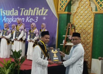 Masjid Raden Patah Wisuda 27 Mahasiswa Tahfidz