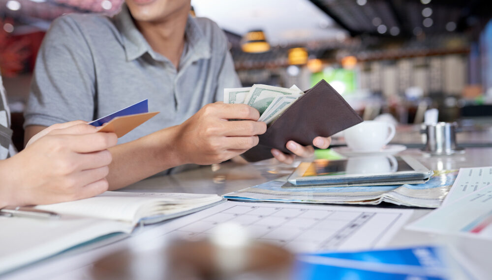 Rupiah Menguat, Dolar AS Tertekan Perang Tarif