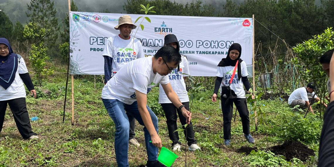 Konservasi Lingkungan, ABC Indonesia Tanam Pohon di DAS Arjuno-Welirang