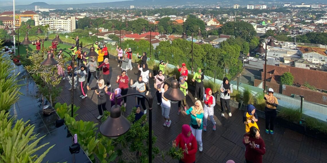 Semangat Kartini Melalui Senam Pagi di Skyroom Cafe The 1O1 Malang OJ