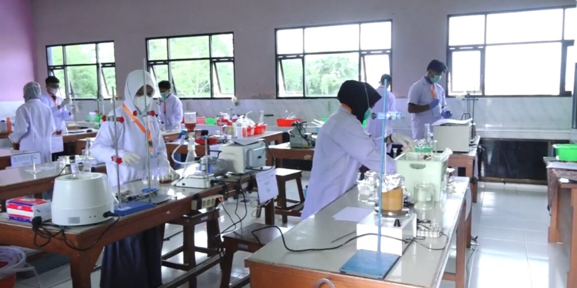 SMKN 7 Malang Tuan Rumah Ajang Lomba LKS Chemistry