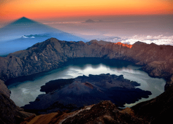 6 Gunung Tempat Hiking Populer di Indonesia Wajib Dicoba
