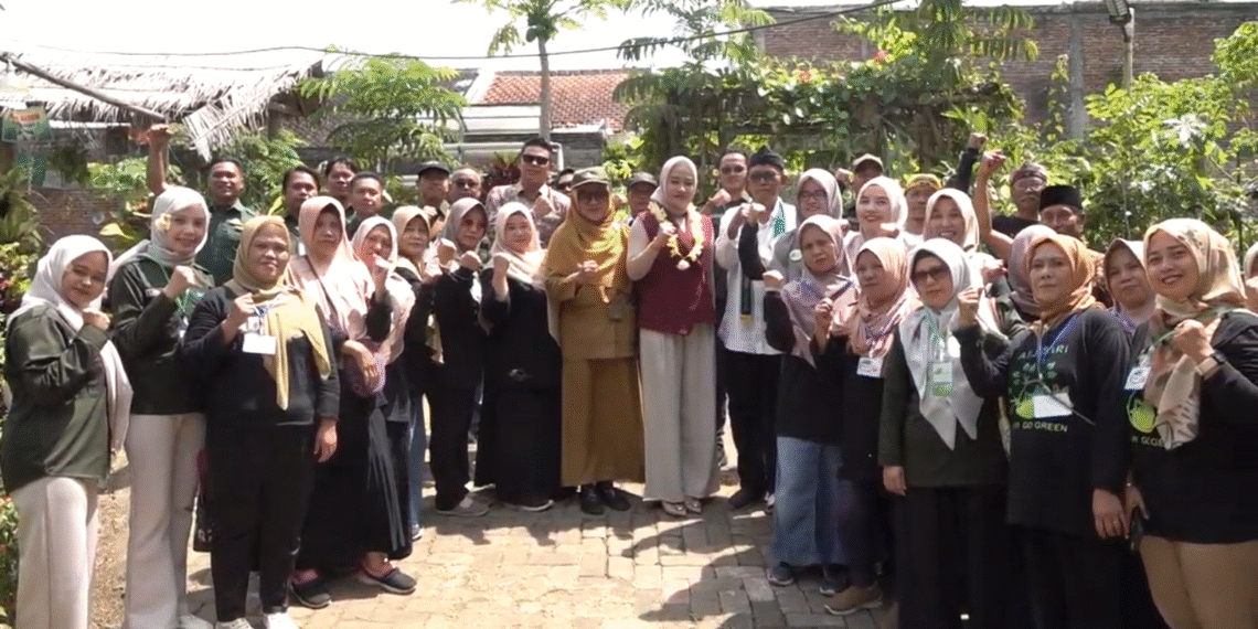 DLH dan Ketua DPRD Barito Kuala Sambangi Kampung Semar Arjosari