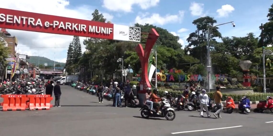 Flattrack Vespa Warnai Semangat Halalbihalal