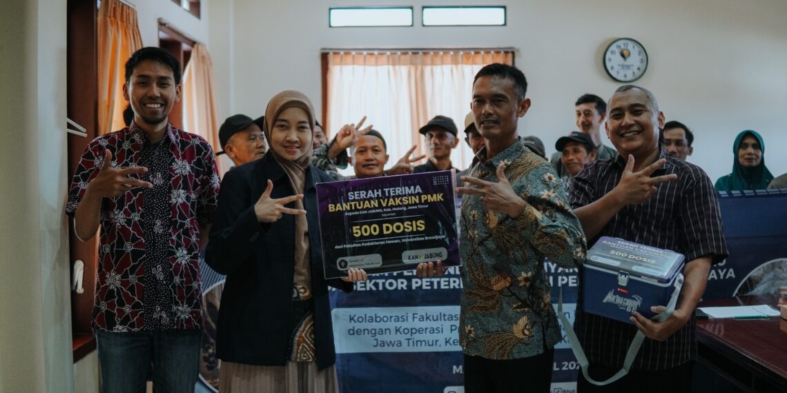 Cegah PMK, FKH UB Salurkan 500 Dosis Vaksin untuk Peternak Sapi Malang Raya