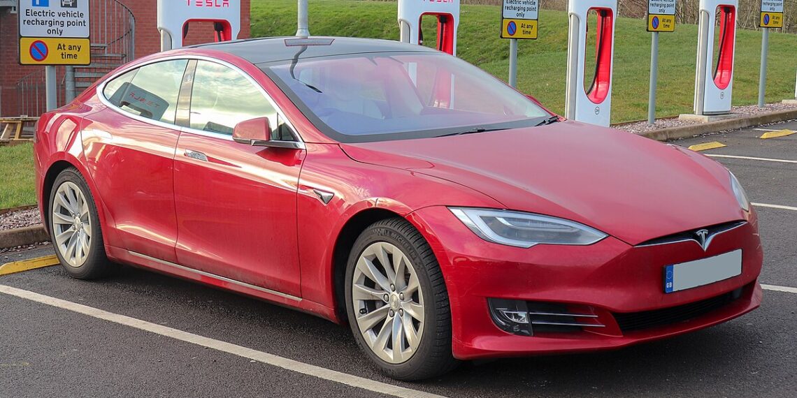 Tesla Model S Menjadi Simbol Masa Depan Otomotif
