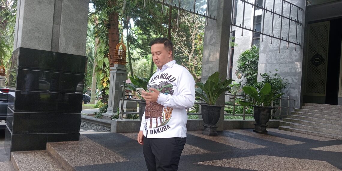 Aksi Nyentrik Bupati Lamandau dan Nanang Suryadi Baca Puisi di Depan Rektorat UB 