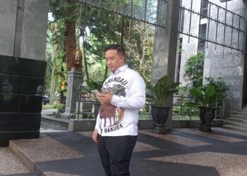Aksi Nyentrik Bupati Lamandau dan Nanang Suryadi Baca Puisi di Depan Rektorat UB 