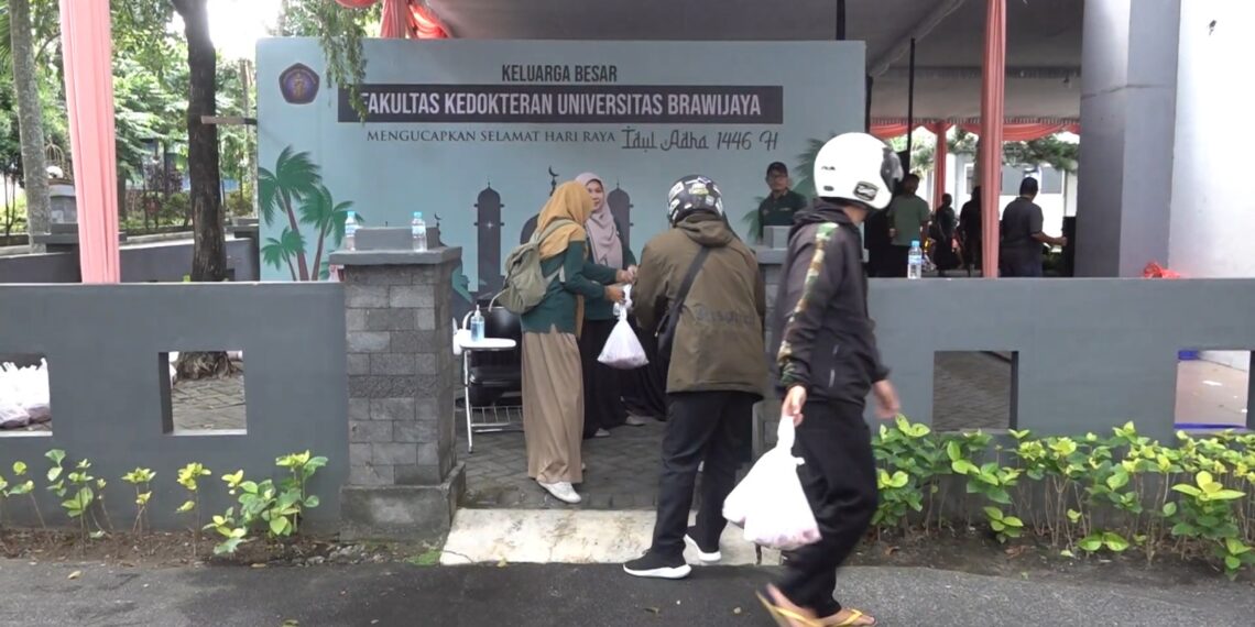 FKUB Bagikan Daging Kurban, Dari Kampus untuk Masyarakat