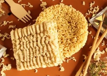 Mie Instan Mentah, Enak tapi Berbahaya: Ini Faktanya