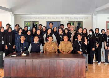Mahasiswa FISIP UB Bantu Bangun Desa Bandungrejo