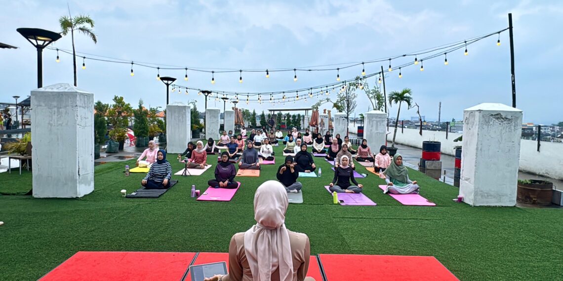 Sunset Yoga Swiss-Belinn, Relaksasi di Senja Malang