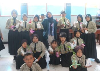 MMD UB Ajak Siswa SDN Losari Menanam Pakai Hidrogel