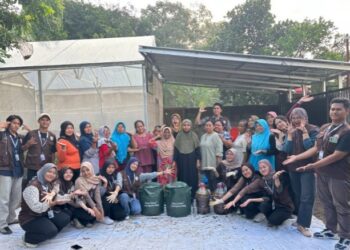 KKN UB Ajarkan Fermentasi Kompos dari Kotoran Jadi Pupuk