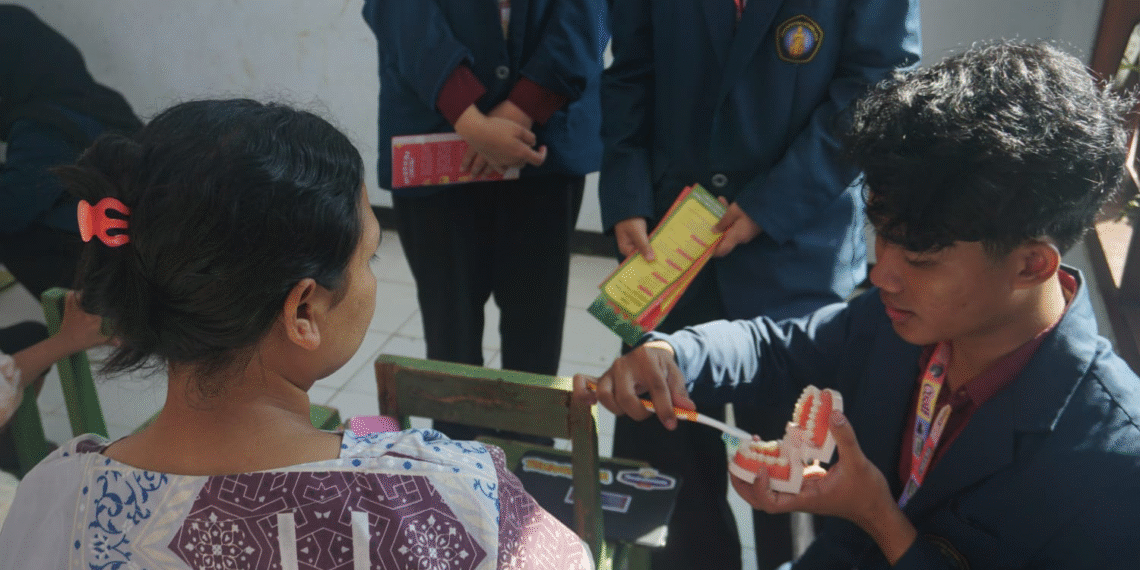 Warga Desa Argosari Jabung Antusias Ikuti GEMAGI Mahasiswa FIKES dan FKG UB