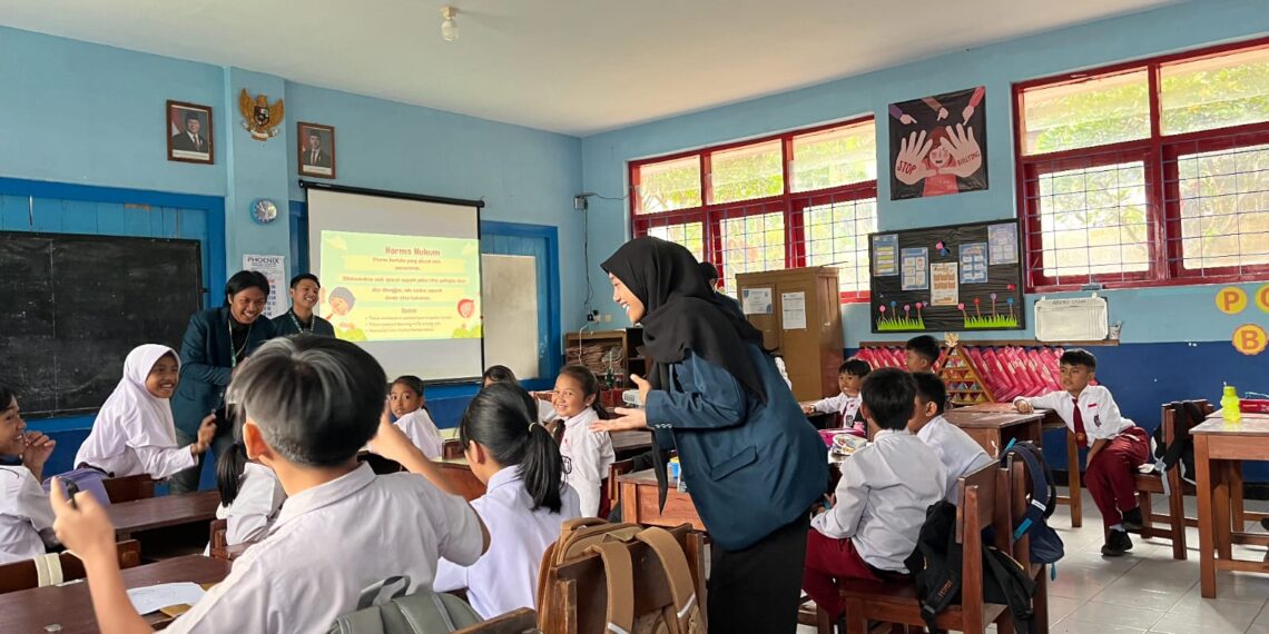 Mahasiswa FH UB Tanamkan Jiwa Nasionalisme pada Siswa SDN 2 Wonosari