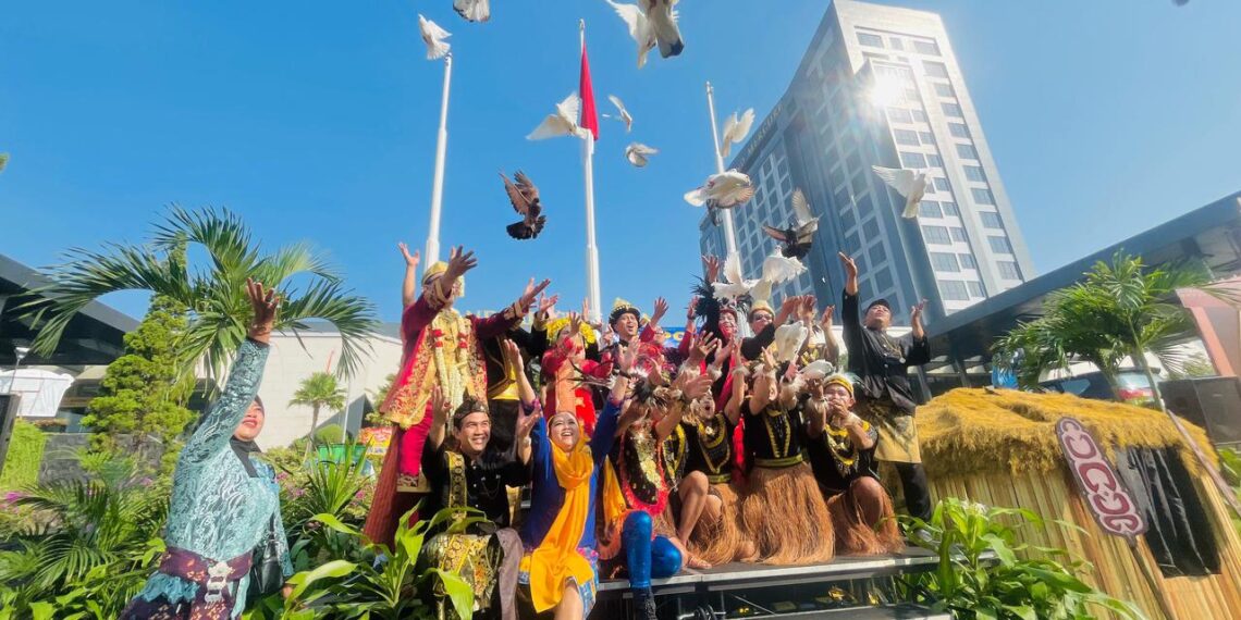 Pelepasan 300 Merpati Tandai Upacara HUT RI ke-80 Grand Mercure Malang Mirama