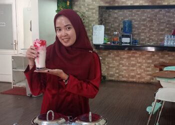 Meriahkan HUT RI ke-80, Bebek Kerto Bagikan Es Merah Putih Gratis