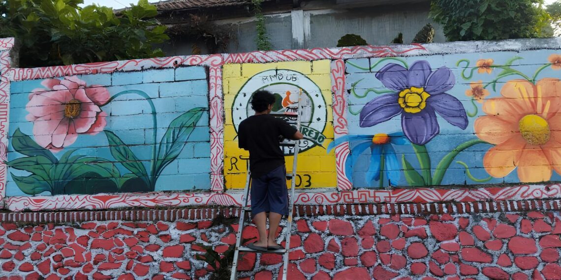 Mahasiswa UB Sulap Tembok Desa dengan Mural