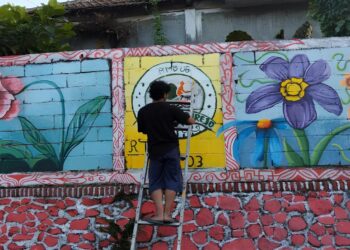 Mahasiswa UB Sulap Tembok Desa dengan Mural