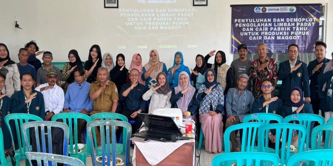 Tim Doktor Mengabdi UB bersama DLH Kabupaten Malang Olah Limbah Tahu Jadi Pupuk Organik dan Maggot