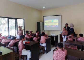 MMD UB Ajak Siswa SDN 1 Karangnongko Gemar Makan Ikan