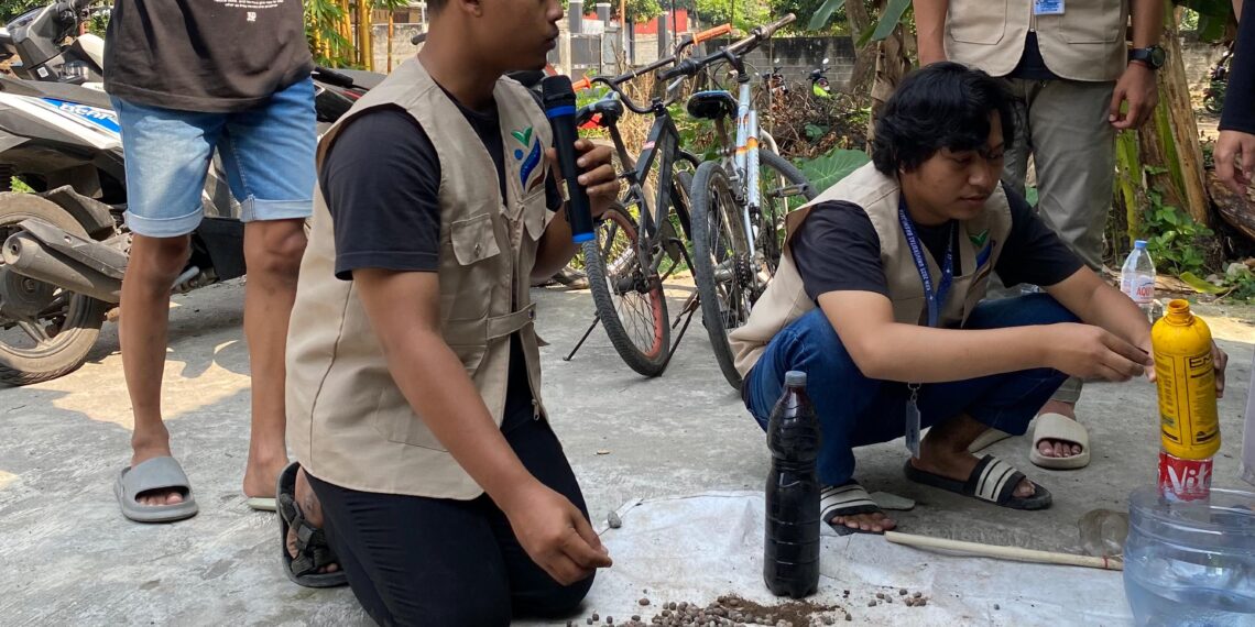 Mahasiswa UB Kediri Latih Warga Ubah Kotoran Domba Jadi Pupuk Organik