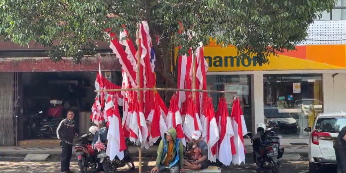 Semarak Merah Putih, Pedagang Bendera Raup Jutaan Rupiah