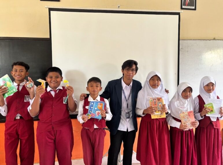 Siswa Karangnongko Belajar Bahasa Inggris Bersama MMD UB