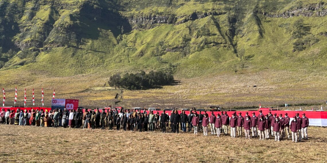 HUT RI ke-80: THE 1O1 Malang OJ Gelar Upacara di Bromo