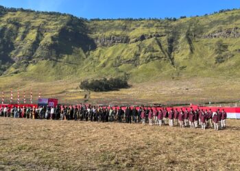 HUT RI ke-80: THE 1O1 Malang OJ Gelar Upacara di Bromo