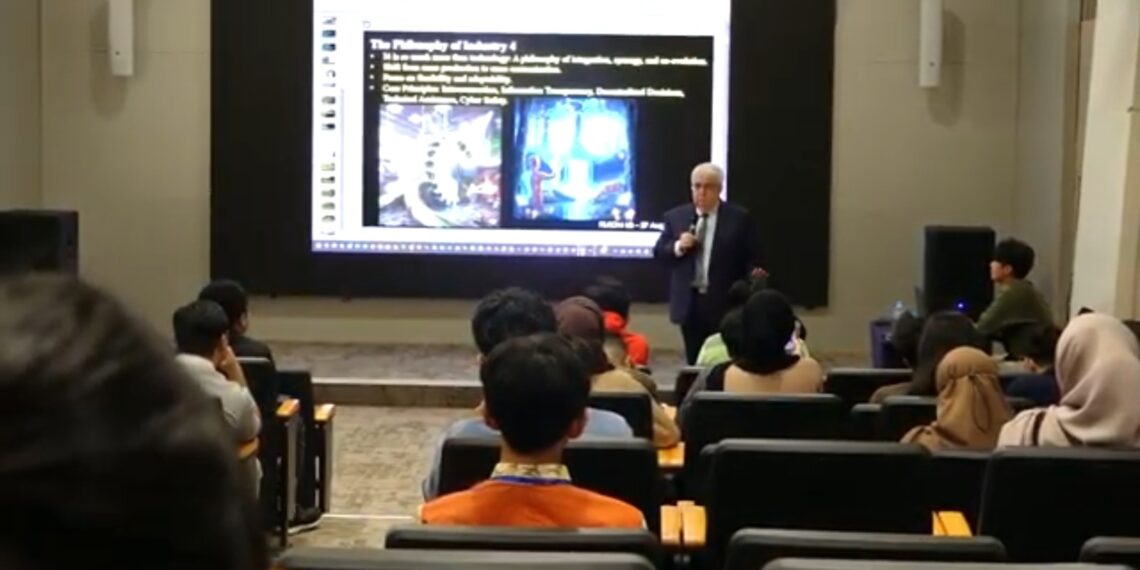 Kuliah Tamu FILKOM UB Bahas Dunia Fisik-Digital-AI