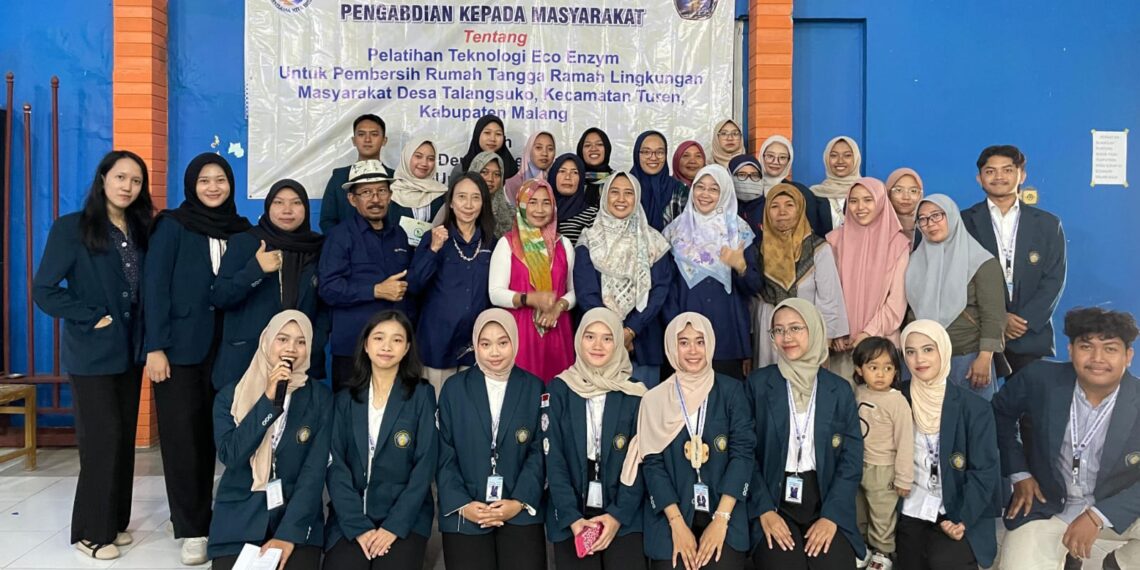 Tim PKM Departemen Kimia MIPA UB Ajari Warga Desa Talangsuko Racik Pembersih Rumah dari Teknologi Eco Enzym
