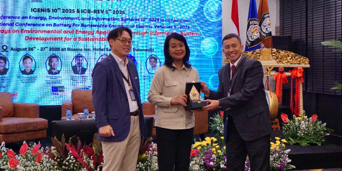 Wamen PU Tekankan Pengembangan Energi Ramah Lingkungan pada ICENIS Sekolah Pascasarjana Undip