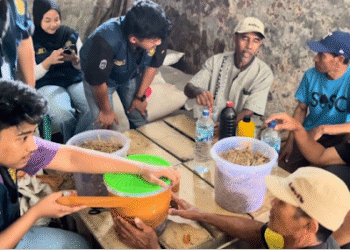 Mahasiswa KKN UB Ajak Petani Bokor Olah Jerami Jadi Pupuk Organik
